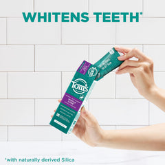 Tom's of Maine primer plano de la pasta en el tubo con textura visible para claridad