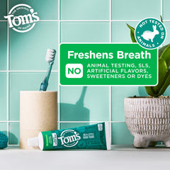 Tom's of Maine pasta dental en uso con cepillo aportando frescor