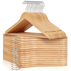 TOPIA HANGER vista frontal del pack de 30 perchas de madera, organiza y ahorra espacio