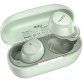 TOZO A1 vista frontal del estuche y auriculares mostrando portabilidad