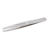 Tweezerman pinza frontal mostrando diseño y precisión para cejas perfectas
