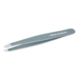 Tweezerman pinzas frontal mostrando forma inclinado y acabado azul Mist para precisión