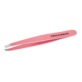 Tweezerman pinzas Slant frontal mostrando diseño Tea Rose y precisión