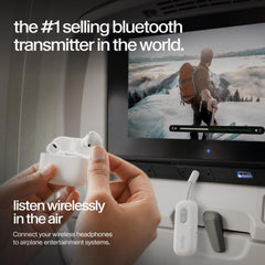 Twelve South AirFly SE en mano para comparar tamaño y confirmar fácil transporte