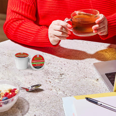 Twinings líquido de té negro vertiéndose, aroma conservado y cuerpo pleno