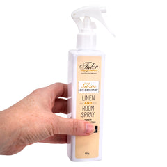 TYLER CANDLE COMPANY spray en mano para comparar tamaño del envase y facilidad de transporte