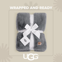 UGG Euphoria drapeada en sofá ofreciendo calidez y estilo moderno
