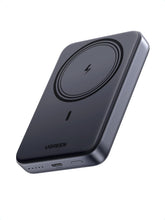 UGREEN vista frontal del power bank mostrando diseño compacto y puerto