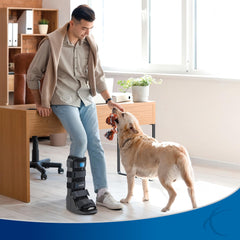 United Ortho bota en uso con persona caminando, marcha más natural