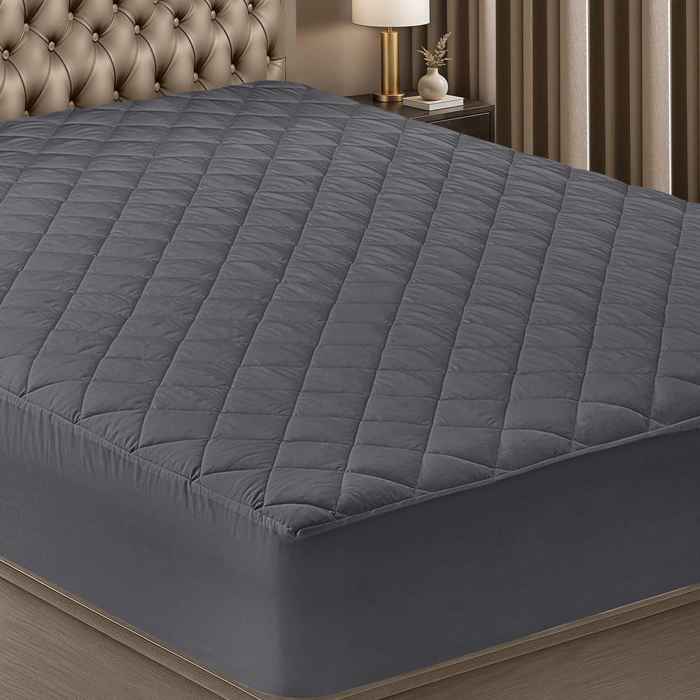 Utopia Bedding vista frontal del protector Queen mostrando el embalaje y color gris, comodidad inmediata