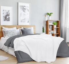 Utopia Bedding manta doblada mostrando las dimensiones 90x90 pulgadas claras