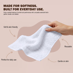 Utopia Towels comparación de tamaño junto a una mano, 12x12 pulgadas claro