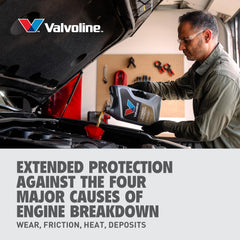 Valvoline envase junto al bloque motor durante cambio para uso práctico