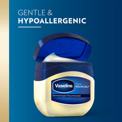 Vaseline aplicado en manos para suavizar piel seca y agrietada rápidamente