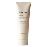 Versed envase frontal del exfoliante Buff It Out mostrando tamaño y diseño, ideal para rutina corporal