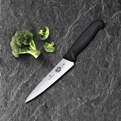 Victorinox primer plano de la hoja Fibrox resaltando el acero afilado