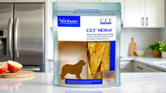 Virbac C.E.T. Hextra comparación de tamaño de masticable con una mano para escala