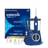 Waterpik Aquarius vista frontal azul mostrando diseño compacto y beneficio limpieza completa