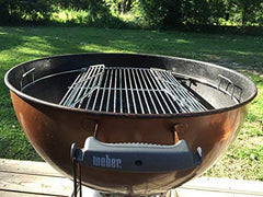 Weber rejilla instalada en parrilla 22" añadiendo carbón sin mover alimentos