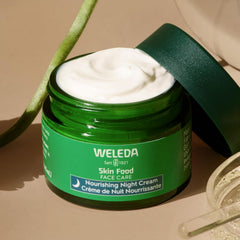 Weleda crema aplicada en manos antes de dormir para piel más suave