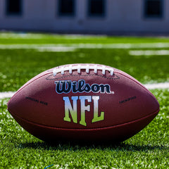 WILSON balón Peewee en uso por niño mejorando técnica de pase