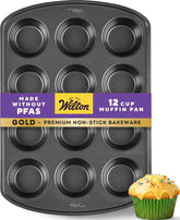 Wilton Gold vista frontal del molde para 12 muffins mostrando cavidades limpias y uniforme horneado