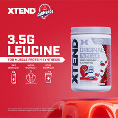 Vaso con Xtend mezclado en gimnasio mostrando hidratación durante ejercicio