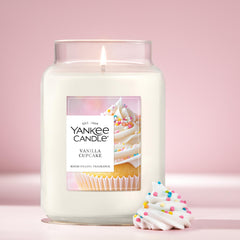 Yankee Candle comparación de tamaño en manos para referencia de 22 oz
