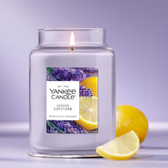 Yankee Candle vela encendida perfuma el ambiente con aroma equilibrado