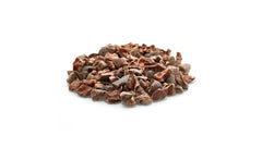 Yupik cacao nibs espolvoreados en un bowl de smoothie para contraste crujiente