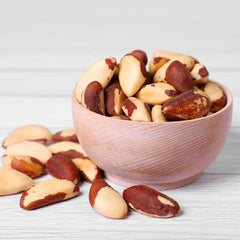 Yupik nueces añadidas a ensalada aportando crujido y sabor
