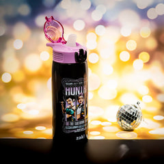 Zak Designs detalle del arte Huntrix en la botella que anima a beber más