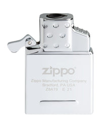 Zippo inserto 65826 en uso encendiendo cigarro demostrando facilidad