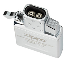Zippo insert frontal en caja mostrando diseño y ajuste perfecto Zippo, fácil instalación