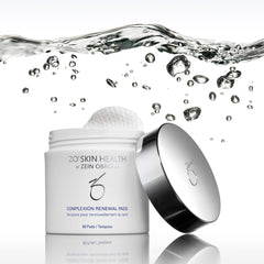 ZO SKIN HEALTH pad en mano demostrando tamaño práctico y aplicación rápida