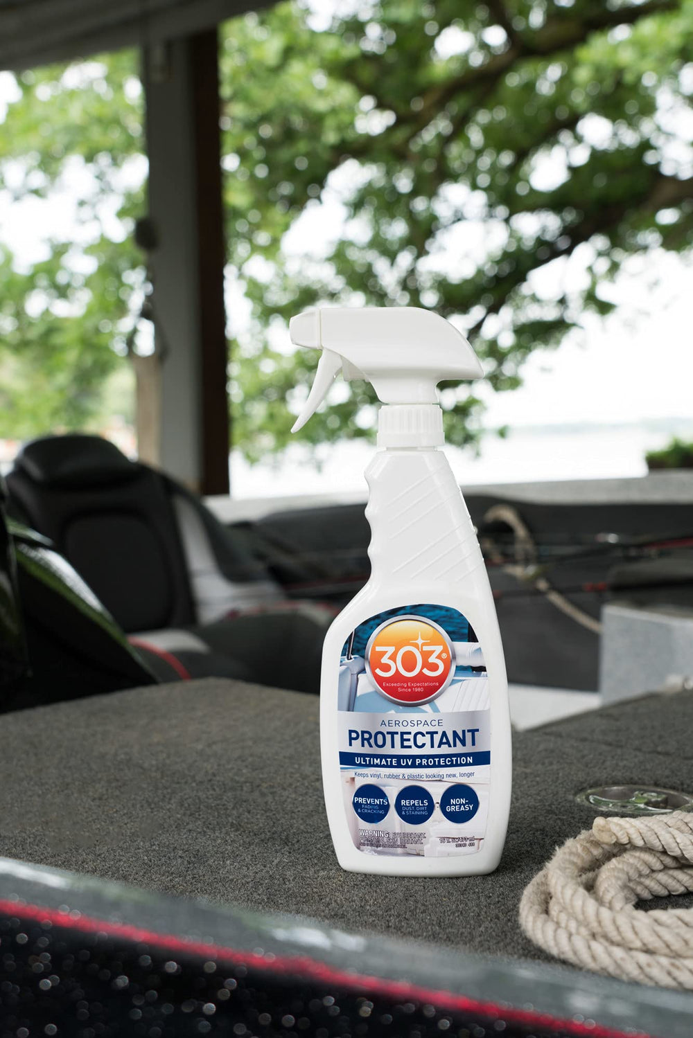 303 Products embarcación en puerto con superficies protegidas y limpias