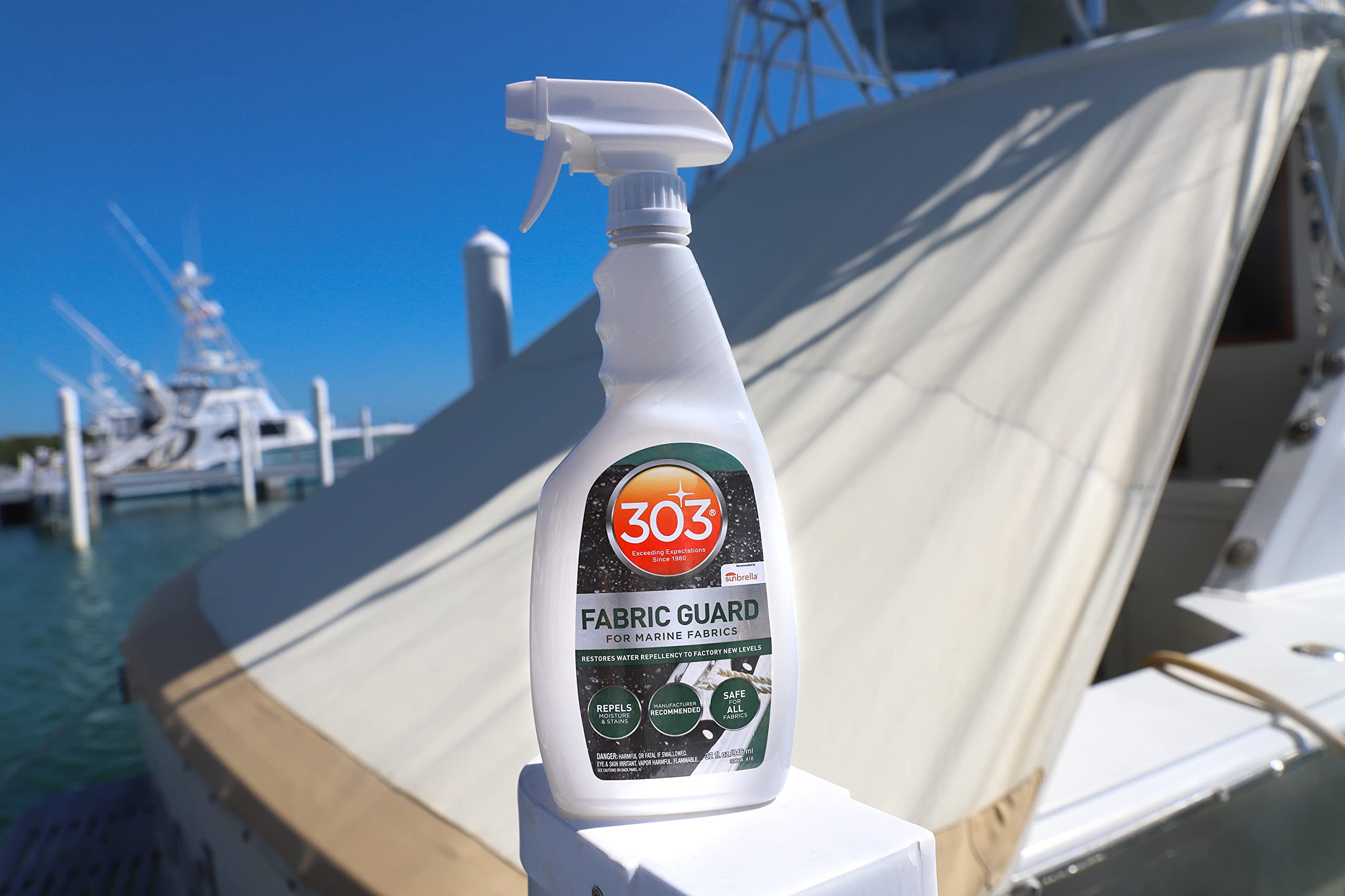 303 Marine funda de barco protegida en puerto mostrando aspecto renovado