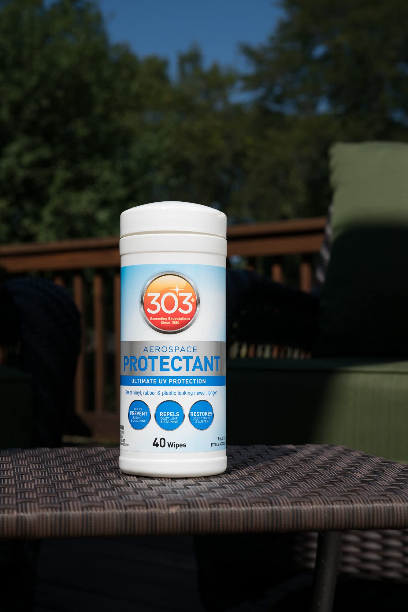 303 Products restaurando neumático mostrando protección y aspecto oscuro