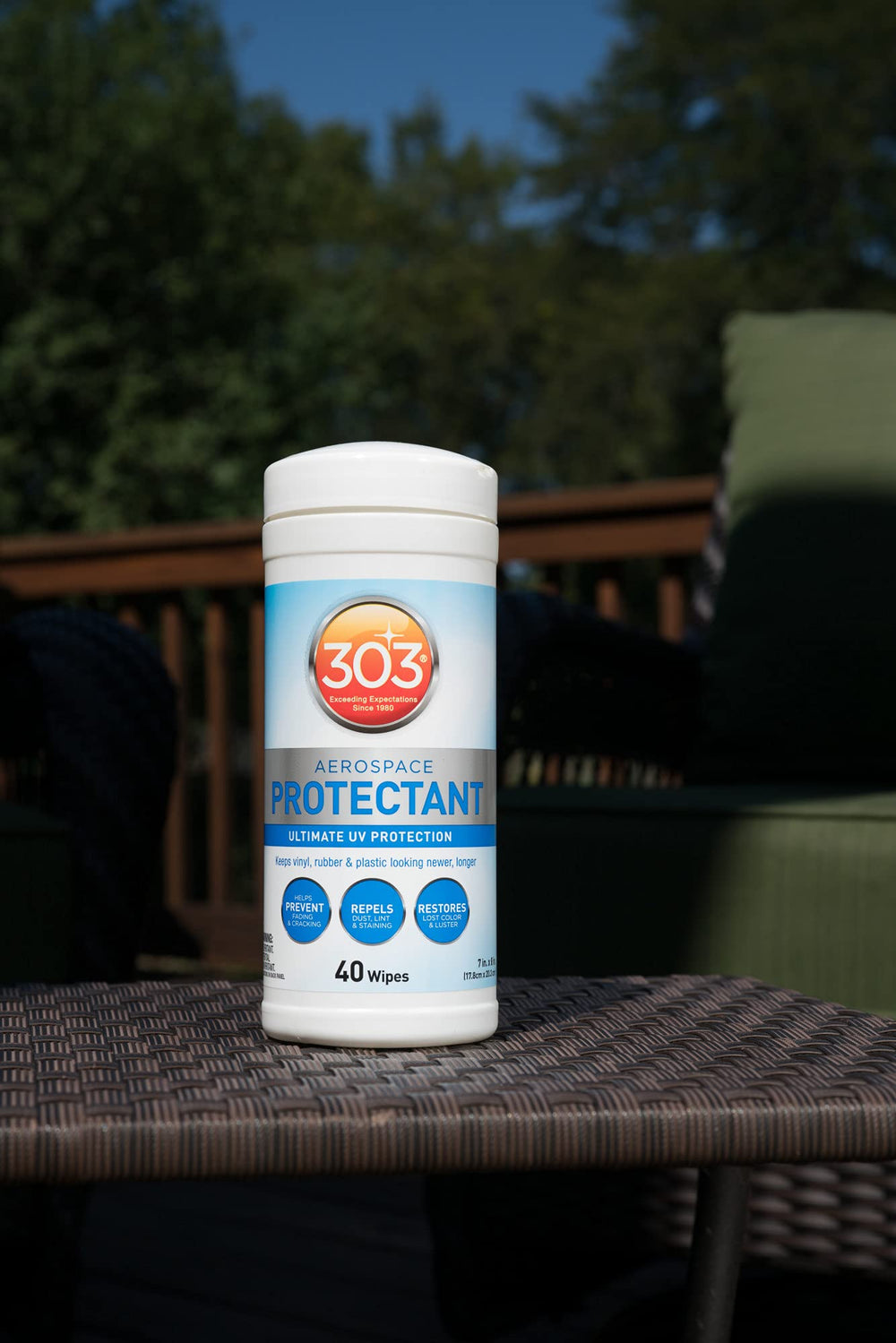 303 Products restaurando neumático mostrando protección y aspecto oscuro