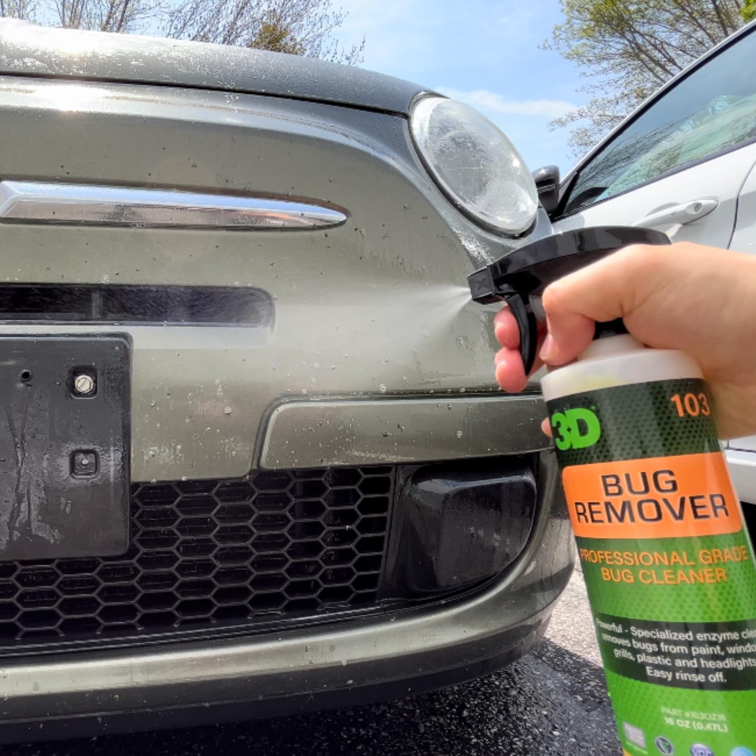 3D Bug Remover en spray junto a paño microfibra listo para limpiar sin dañar cera