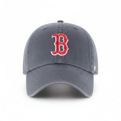 Detalle del bordado 47 Boston Red Sox mostrando calidad y durabilidad del hilo