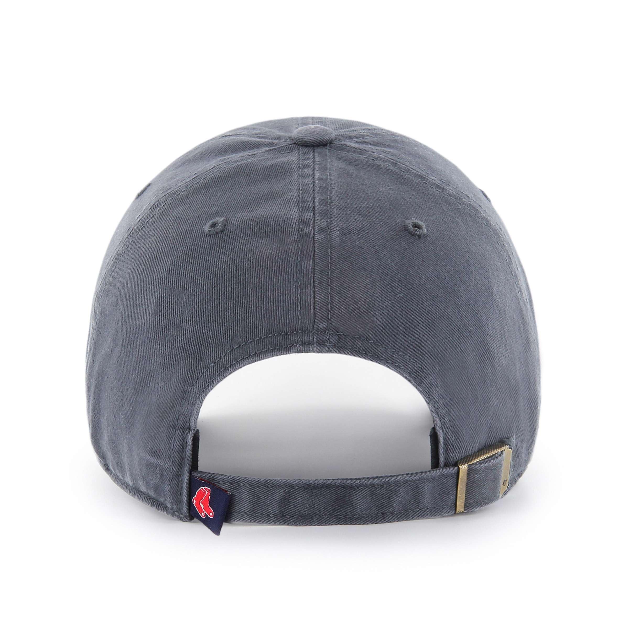 Persona usando gorra 47 Boston Red Sox en estadio, comodidad y estilo vintage