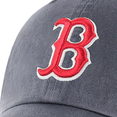 Comparación de tamaño de la gorra 47 Boston Red Sox sobre mano para referencia