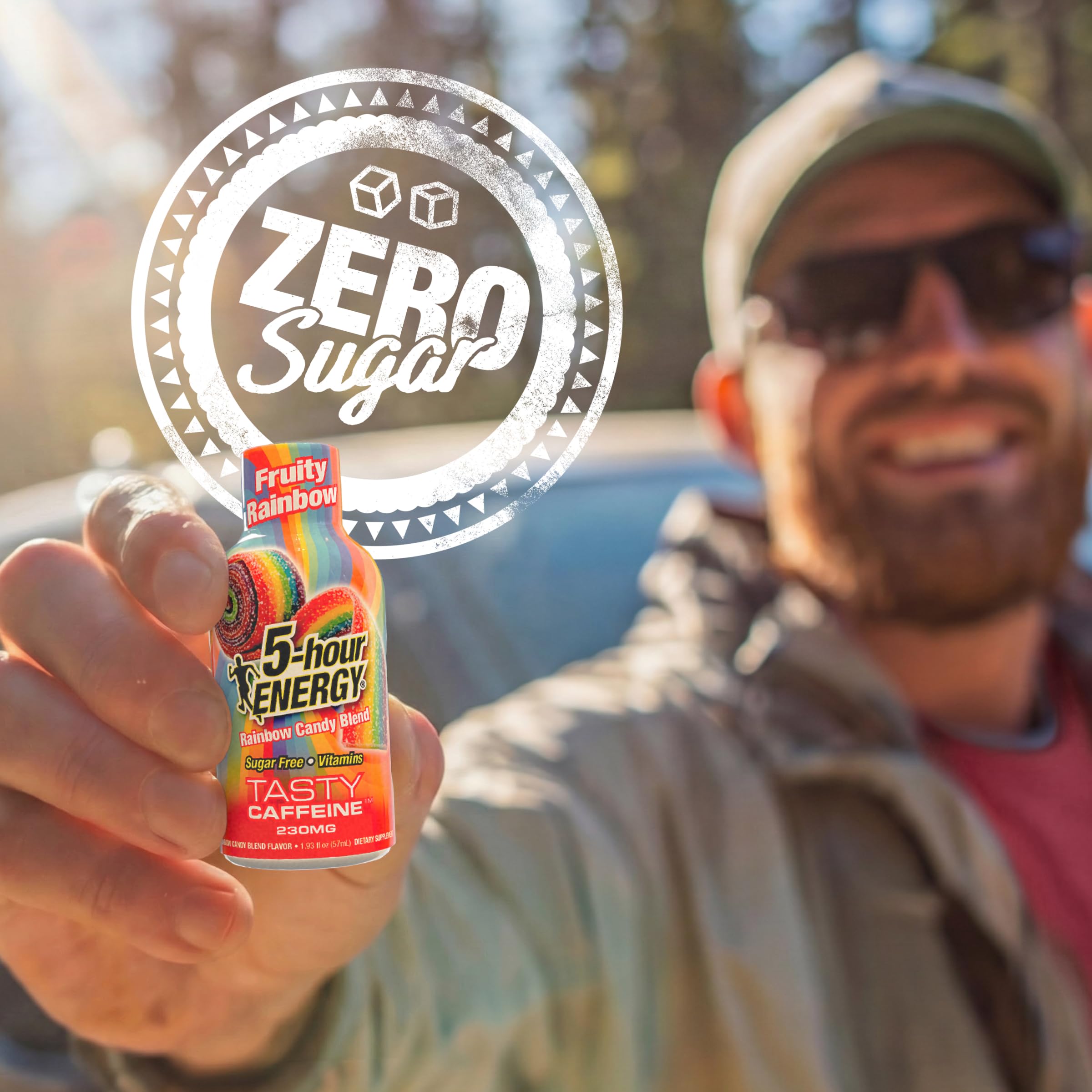 5-hour ENERGY atleta sosteniendo el shot antes de entrenar como impulso rápido