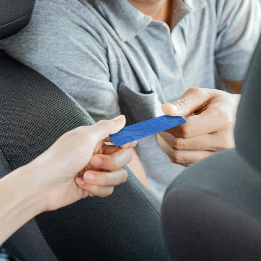 Mano sosteniendo paquete de 5 Gum para comparación de tamaño y conveniencia