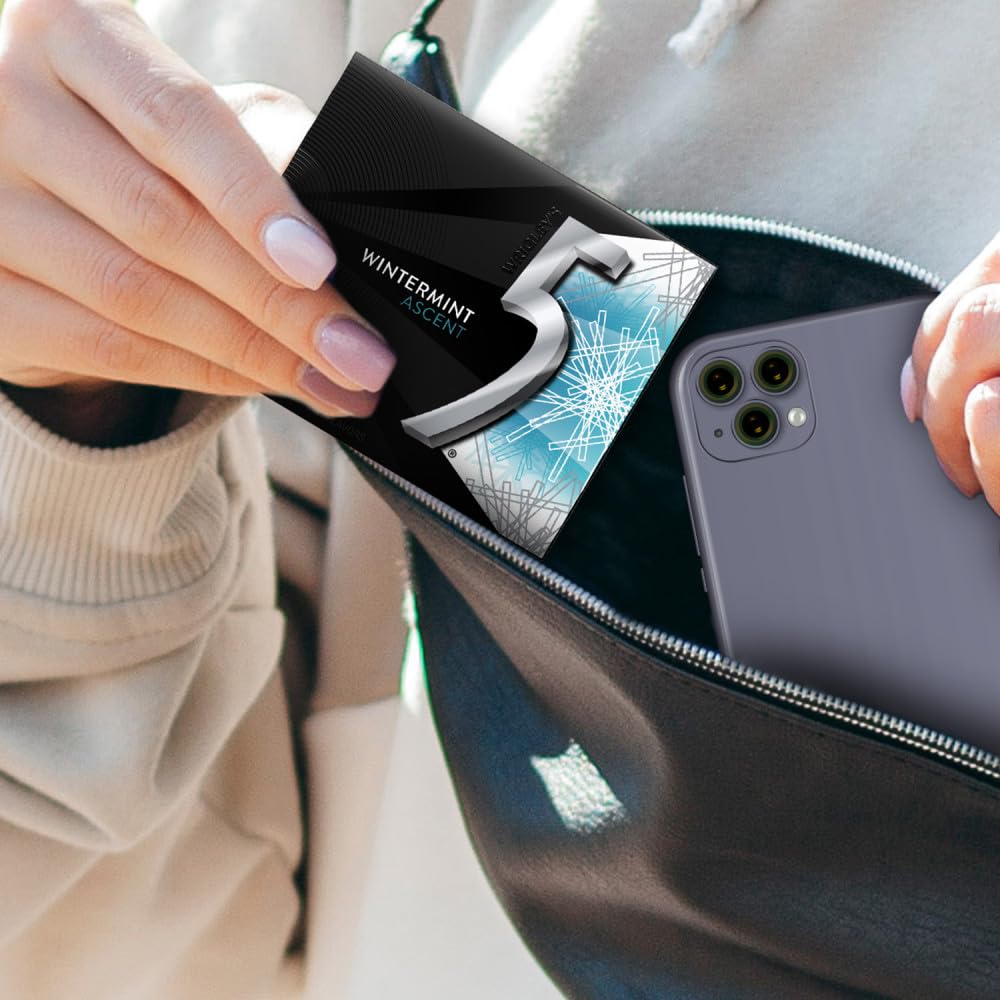 5 Gum paquete en mano para comparar tamaño y portátilidad