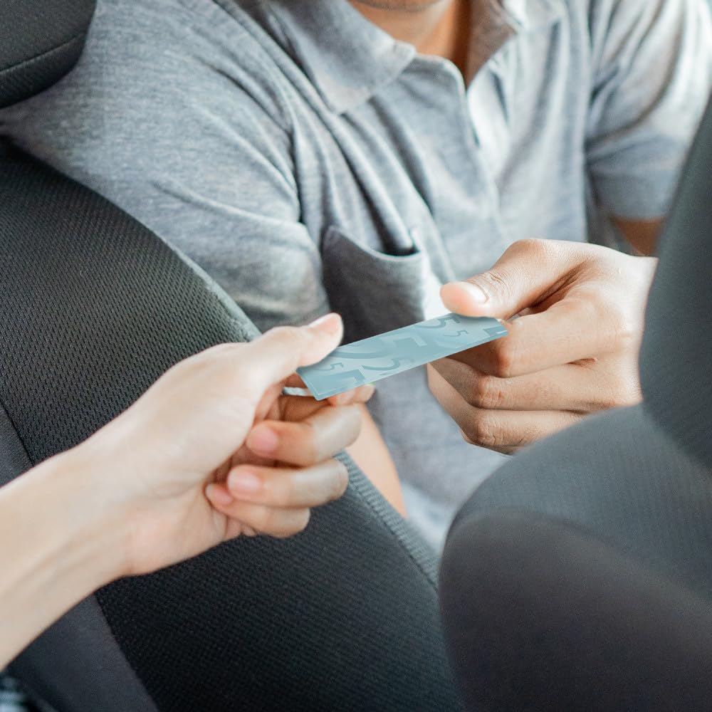 5 Gum chicle siendo tomado en un coche para frescura en viaje