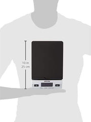 Accuteck 8250 pesando caja en mesa de empaquetado, ideal para envíos precisos