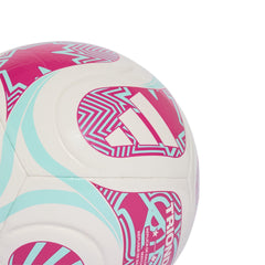 adidas balón Trionda en uso durante entrenamiento mostrando trayectoria estable