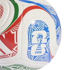adidas balón en uso durante entrenamiento demostrando control y trayectoria